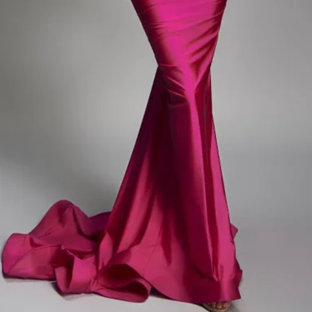 Dress - Picture 3 of 4